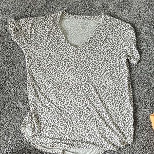 super cute american eagle top, perfect for summer time!! or a nice occasion